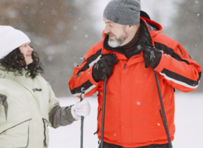 Para starszych ludzi na spacerze z kijkami nordic walking.